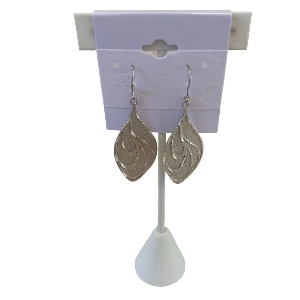 .Beautiful 925 Sterling Silver Vintage Etched Drop Leaf Earrings.